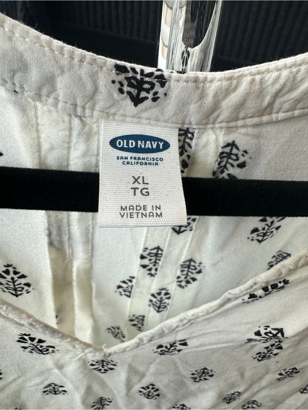 Old Navy Cream Short-Sleeve V-Neck‎ Print Blouse - Picture 4 of 7